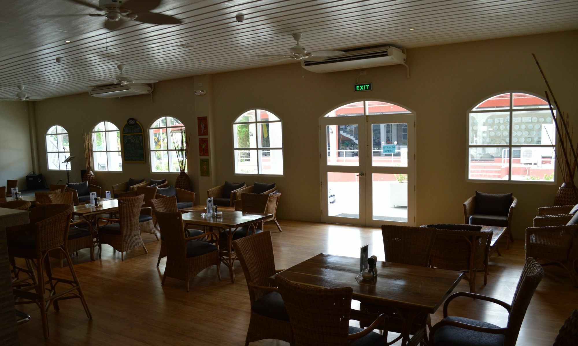 Kingsley'S Hotel And Gastro Pub Mabalacat Kültér fotó